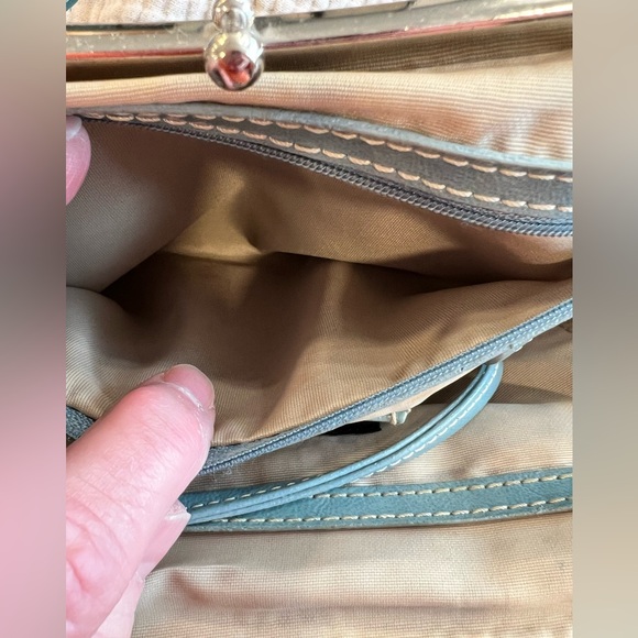 NINE WEST HANDBAG patent polyurethane. Snap close, Metal top frame - Picture 8 of 9